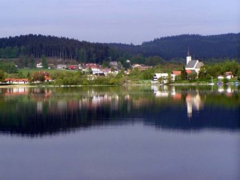 Blick vom See auf Predni Vyton