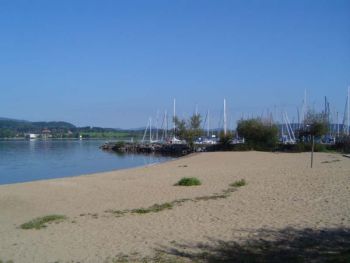 Strand und Einfahrt zum Jachthafen in Jestrabi