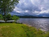 der See bei der Ferienhaussiedlung