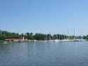 Blick vom See auf die Marina in Hrdonov
