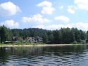 Blick vom See auf die Ferienhaussiedlung Kovarov